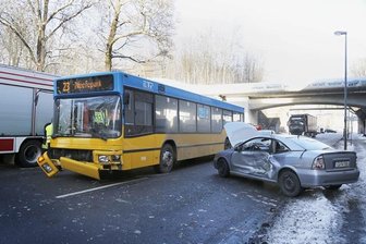Zwei Schwerverletzte bei Kollision mit Bus -