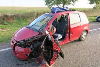 Zwei Schwerverletzte bei Thierfeld: Honda, Benz und Chrysler stoßen zusammen - Das Wrack des Honda.