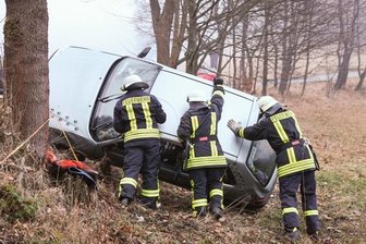 Die Feuerwehr musste eine Frau zwischen Crandorf und Globenstein aus ihrem Auto befreien.