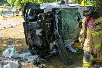 Zwei Schwerverletzte bei Unfall auf Autobahnzubringer - Der Transporter flog förmlich von der Straße. Das Fahrzeug überschlug sich mehrfach und blieb an einem Baum liegen. 