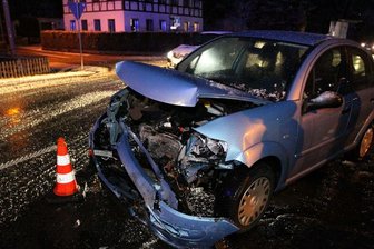 Bei einem Unfall auf der B 173 in Falkenau sind am Freitagabend drei Menschen schwer verletzt worden.