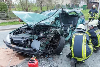 Zwei Schwerverletzte bei Unfall auf B101 - Auf der B101 sind am Montagnachmittag ein Peugeot und ein Kleintransporter kollidiert.