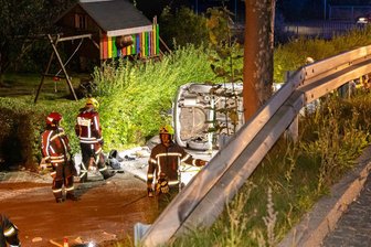 Zwei Schwerverletzte bei Unfall in Elterlein: Auto rutscht Abhang hinab - Ein schwerer Unfall hat sich am Mittwochabend in Elterlein ereignet. Ein Honda rutschte einen Abhang hinunter.