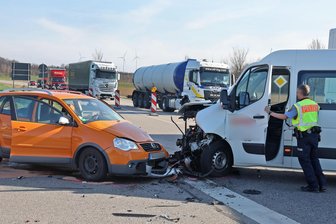Zwei Schwerverletzte bei Unfall zwischen Mülsen und Zwickau - Auf der Zwickauer Straße in Thurm hat sich am Freitag ein schwerer Unfall ereignet.