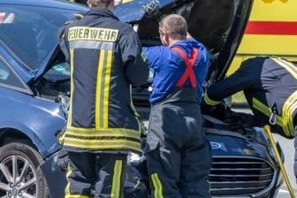 Zwei Schwerverletzte durch Verkehrsunfall - Die Feuerwehr Zwönitz sicherte die Unfallstelle und klemmte bei den Unfallfahrzeugen die Batterien ab.