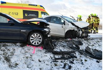Zwei Schwerverletzte nach Frontalcrash auf S 200 zwischen Erlau und Mittweida - Auf der S200 sind am Samstag zwischen Lauenhain und Erlau zwei Pkw frontal gegeneinander gefahren.