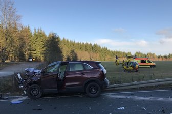 Zwei Schwerverletzte nach Unfall auf S300 zwischen Beerheide und Jägersgrün - Zwei Menschen sind bei einem Unfall auf der S300 zwischen Beerheide und Jägersgrün schwer verletzt worden.