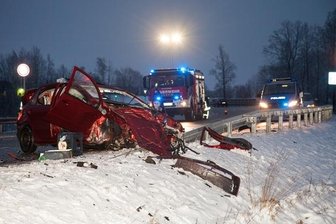 Zwei Schwerverletzte nach Unfall mit mehreren Fahrzeugen - 