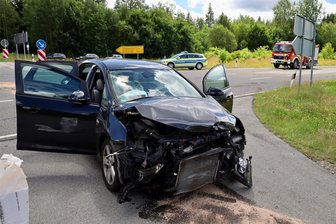 Zwei Schwerverletzte nach Verkehrsunfall auf Bundesstraße im Erzgebirge – darunter ein Baby - Blick auf die Unfallstelle an der Bundesstraße 169 im Erzgebirge.