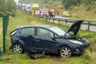 Zwei Schwerverletzte nach Zusammenstoß auf der B174 bei Marienberg - Durch die Wucht des Heckaufpralls kam der Ford erst im gegenüberliegenden Straßengraben zum Stehen.