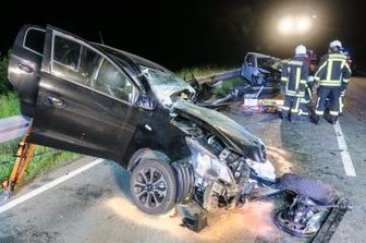 Zwei Schwerverletzte nach Zusammenstoß - An beiden Autos entstand Totalschaden. 