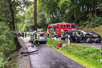 Zwei schwerverletzte Personen bei Unfall in Raschau-Makersbach - Ein BMW kollidierte mit einem Subaru frontal auf der S 271 bei Raschau.