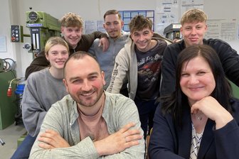 Zwei Seiteneinsteiger führen das BSZ Vogtland: So tickt die neue Berufsschulspitze - Mittendrin statt nur dabei. Schulleiterin Stephanie Kluth und Stellvertreter Sebastian Löschner mit Lehrlingen von Goldbeck Treuen, Metallbau Weischlitz und Plauen Stahl Technologie.