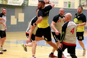Zwei Sekunden fehlen dem TSV - Der Oelsnitzer David Schmidt (Mitte) setzt sich am Kreis durch. Rechts TSV-Spieler Felix Bechler.