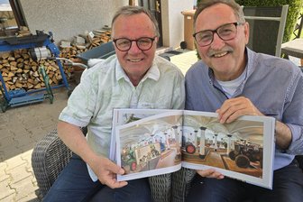 Zwei Crimmitschauer, ein Museum, 300 Bilder: So entstand der Jubiläumsband über Schloss Blankenhain - Reinhard Wolf und Klaus Pöpperl (r.) mit ihrem Jubiläumsbildband. Der kostet 18,50 Euro.