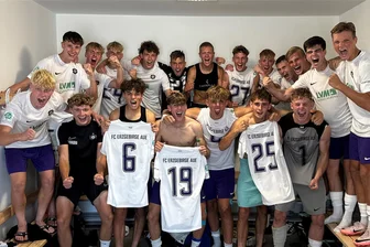 Zwei Siege, drei Niederlagen und ein gehaltener Elfmeter: So verlief der Saisonstart der „kleinen Veilchen“ - Die U 19 des FC Erzgebirge Aue hatte allen Grund zum Jubeln und fand im Derby gegen Chemnitz in die Erfolgsspur zurück.