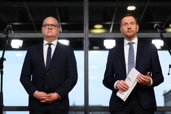 Zwei SPD-Häuser und acht CDU-Häuser: Wie die Minderheitsregierung in Sachsen regieren will - Henning Homann (SPD) und Ministerpräsident Michael Kretschmer (CDU) bei der Vorstellung des Koalitionsvertrags.