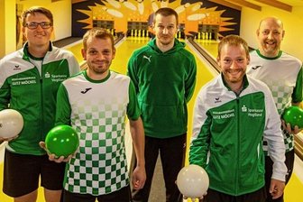 Zwei Spiele innerhalb von 20 Stunden - Das Team der SG Grün Weiß Mehltheuer: (von links) Andy Spranger, Thomas Großer, Alexander Kelz, Stefan Großer und Lutz Möckel.