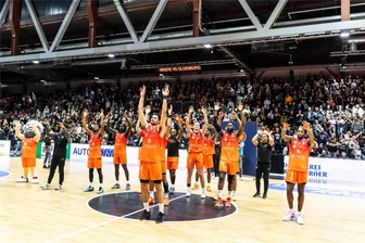 Zwei Spieler ragen heraus: Die Niners Chemnitz nach dem Sieg gegen Göttingen in der Einzelkritik - Grund zum Feiern hatten alle Spieler der Niners Chemnitz. Gegen Göttingen gelang in der Bundesliga der vierte Sieg in Folge.