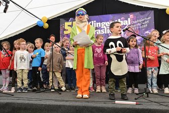 Zwei Städte feiern das Miteinander: Klingenthal und Kraslice zeigen sich als starkes Paar - Zum Programm gehörte ein gemeinsamer Auftritt vom Kinderhaus „Sonnenschein“ und von der Kita Kids & Co., vornweg die Maskottchen Schanzen-Harry und Krtek (Maulwurf).