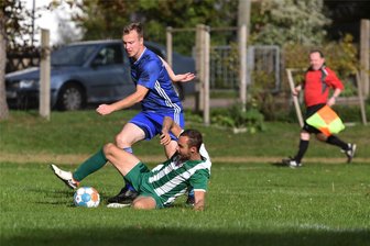 Zwei Standardtore: Fußballer des TSV Einheit Claußnitz gewinnen das Derby beim SSV Königshain-Wiederau - Die Claußnitzer Fußballer um Pascal Irmscher (vorn), hier im Zweikampf mit dem Conor Kirsten, holten gegen Königshain-Wiederau den dritten Sieg in Folge.