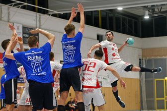 Zwei starke Torhüter als Trumpf: HC Einheit Plauen entscheidet das Westsachenderby in der Handball-Regionalliga für sich - Mehrfach trafen die Plauener in Glauchau auch bei drohendem Zeitspiel - so wie hier der neunfache Torschütze Petr Linhart.