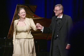 Zwei Stars zum Frühlingszauber-Finale in Bad Elster - Ragna Schirmer und Dominique Horwitz wurden stürmisch gefeiert.