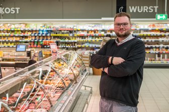Zwei Stockwerke voller Waren auf dem Radar: So wurde ein junger Mann zum Chef im Kaufland Aue - Mit 24 Jahren ist Till Wolf bereits Marktleiter im Kaufland Aue. Vor kurzem gewann er einen Nachwuchskräfte-Preis.