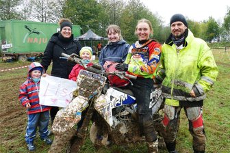 Zwei strahlende Augen im Schlamm: Motorradbiathletin des EMC Witzschdorf krönt Deutsche Meisterschaft mit Titelgewinn - Neben Trainer Kai Fröhner, der selbst in der Ü 45 an den Start ging und Gold gewann, wurde Lisa Richter vor Ort auch von Angehörigen ihrer Familie angefeuert und betreut.