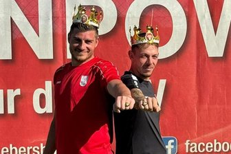 Zwei Stürmer des Ebersbrunner SV setzen sich die Torjäger-Kronen auf - Martin "Ivo" Uhlig (links) und Michael "Mikel" Eschker (rechts) vom Ebersbrunner SV erzielten zusammen 44 Tore in der abgelaufenen Spielzeit. Für Eschke lief es im ersten Testspiel der Vorbereitung direkt wieder rund. Beim 8:1 gegen Affalter traf er dreimal.