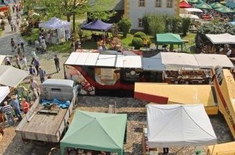 Zwei Tage buntes Treiben im Schlosshof - Zahlreiche Händler gestalten den Korbmacher- und Pflanzenmarkt mit.