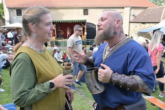Zwei Tage Mittelalterspektakel auf Burg Schönfels - Mike und Mandy Pürzel aus Crimmitschau stellen Wikinger aus dem 9. Jahrhundert dar.