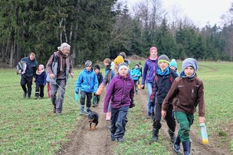 Zwei Tage ohne Handy: Wie Schüler im Vogtland das überstanden haben - Zu Fuß mit Thomas Hohl und dessen Hund Ole ging es für die Mädchen und Jungen über Feld und Flur. 