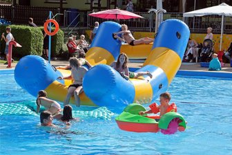 Zwei Tage Party in der „Pfütze“ in Oberlungwitz - Eine Riesenwasserschaukel gastierte im Jahr 2022 zum Badfest in der „Pfütze“.