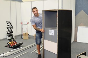 Zwei Tage Verbrauchermesse Ergeba 2.0 in Schwarzenberg - Unternehmer Enrico Schmidt von Novus-Culina beim Aufbau seines Ergeba-Messestands. Auch Küchen werden neu gedacht.