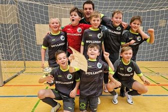 Zwei Teams des Gastgebers vorn - Die Jungs der E3-Junioren freuten sich zusammen mit Trainer Christian Hirsch überschwänglich über den Turniersieg.