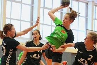 Zwei Teams ergänzen sich - Beim 19:18-Auswärtssieg zum Auftakt 2023 in Burgstädt trug sich Lea Schwarz von der SG Raschau-Beierfeld - hier im Heimspiel gegen die USG Chemnitz - einmal in die Torschützenliste ein. 