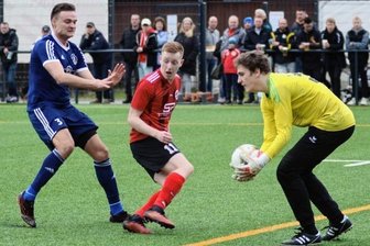 Zwei Teams hoffen noch auf ein Wunder - Der VfB Lengenfeld mit Steven Hanelt (Mitte) und Torhüter Marius Milek hat beste Karten, dem bereits feststehenden Aufsteiger Wacker Plauen (Sascha Reyer, links) in die Vogtlandliga zu folgen.