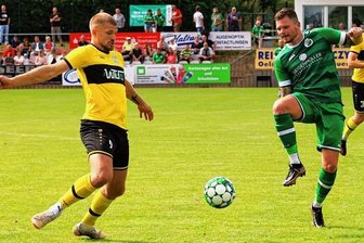 Zwei Testspiele in 24 Stunden: VFC Plauen besteht den Stresstest - Plauens Johann Martynets (links) kommt hier vor dem Neu-Oelsnitzer Manuel Strobel an den Ball. Martynets sorgte nach seiner Einwechslung mit zwei Toren und einer Vorlage für am Ende klare Verhältnisse.