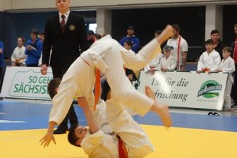 Zwei Titel bleiben beim JV Ippon - Tobias Winklmann (unten) wendet eine Opfertechnik an. Bei der Siegerehrung stand der Rodewischer Judoka auf dem obersten Treppchen. Er war einer von zwei Meistern, die der JV Ippon stellte.