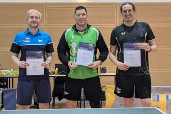Zwei Titel für Gornsdorfer Tischtennisspieler - Steffen Schreiter (Mitte) dominierte die Konkurrenz in seiner Altersklasse klar. Lohn: der Titel. Foto: privat