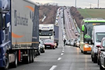 Zwei Todesopfer nach Horrorunfall auf der A 4 - Auf der A 4 bildete sich ein langer Stau. Die Feuerwehr konnte die Rettungsgasse problemlos passieren.