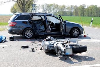 Zwei tödliche Motorradunfälle in der Region - Ein 20-jähriger Biker verstarb am Sonntagnachmittag auf der B 107 in Mittelsachsen.
