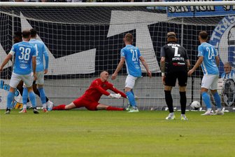 Zwei Torhüterböcke und ein Kapitänstreffer: So lief das letzte Saisonspiel des Chemnitzer FC - An diesem Gegentreffer hatte CFC-Keeper Clemens Boldt keine Schuld: Beim 1:1 für Erfurt ließen ihn seine Vorderleute im Stich. Beim 1:2 sah das schon anders aus.