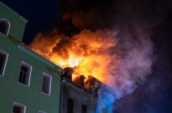 Zwei Tote bei Wohnhausbrand - Das Feuer drohte auf ein angrenzendes Gebäude überzugreifen. Die Feuerwehr konnte das verhindern, Anwohner des Nachbargebäudes brachten sich rechtzeitig in Sicherheit. 