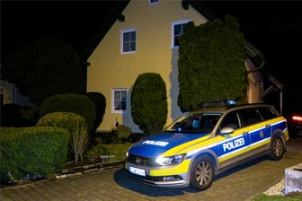Zwei Tote in Lößnitz entdeckt – Feuerwehr muss Haustür öffnen - Nachdem die Feuerwehr nichts mehr ausrichten konnte, übernahm die Polizei die Ermittlungen.