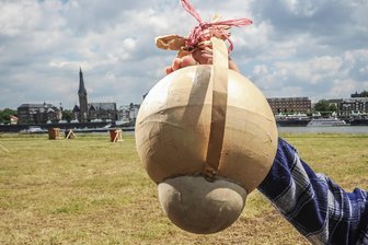 Zwei Tote in Sachsen durch Kugelbomben: Wird der Verkauf in Tschechien jetzt gestoppt? - Eine Kugelbombe für ein offizielles Feuerwerk, hier in Düsseldorf. Zu Silvester wird diese Pyrotechnik verbotenerweise oft von Laien gezündet - mit teils tödlichen Folgen.