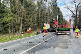 Zwei Tote nach schwerem Unfall auf der B 283 nahe Mehltheuer - Bei einem schweren Unfall vor Mehltheuer starben am Donnerstag zwei Menschen. 