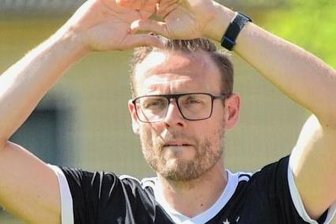 Zwei Trainer, ein Ziel: Derbysieg - Er hatte mit Handwerk Rabenstein in dieser Saison teilweise sogar den Platz an der Sonne in der Landesligatabelle inne: Ringo Delling trainiert die Rabensteiner seit 2020, vorher war er als Spieler aktiv.