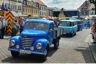 Zwei Treffen gleichzeitig: Framo und Barkas sollen Hainichen und Frankenberg ansteuern - Die Parade der Framo (vorn) und Barkas gehört seit 2008 zum Programm des Stadtfestes in Frankenberg. In diesem Jahr soll es in der Stadt wieder ein Fahrzeugtreffen geben.